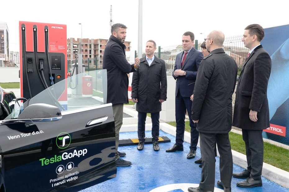 Petrol v Črni Gori odprl prvo hitro polnilnico za električna vozila